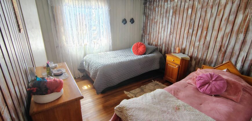 Comoda casa de 2 Pisos, ubicada en pasaje